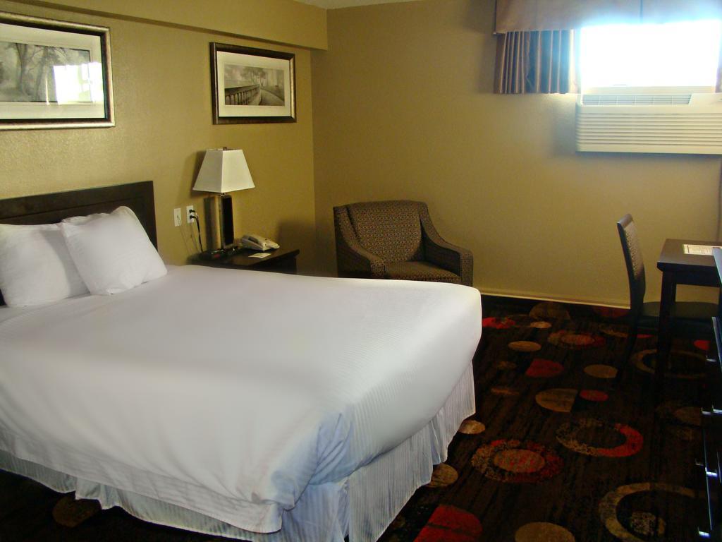Stonebridge Hotel Fort Mcmurray Zimmer foto