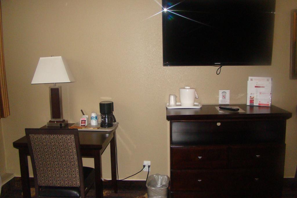 Stonebridge Hotel Fort Mcmurray Zimmer foto
